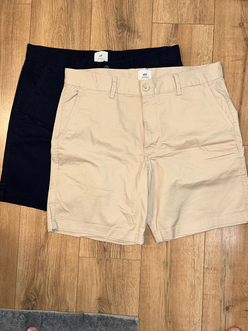 H & M Mens lot of 2 shorts size 33 khaki and navy
